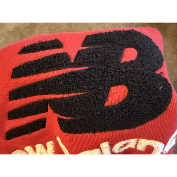 New Balance Big Fuzzy Textured Logo Red Crewneck Sweatshirt Women's Size XL - Picture 7 of 7
